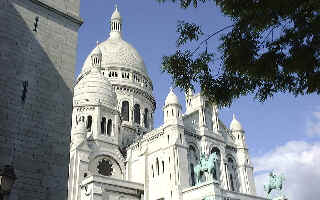 写真:モンマルトルの丘とサクレクール寺院