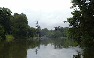 写真:パリ郊外のブローニュの森