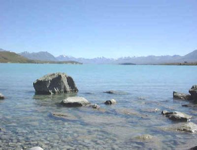 写真:テカポ湖と善き羊飼いの教会