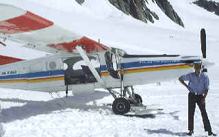 写真:スキープレーンでタスマン氷河上に着陸