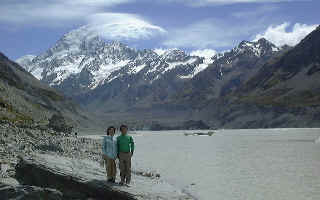写真:最高峰マウントクックの麓をハイキング