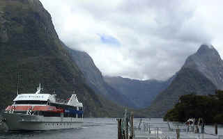 写真:ミルフォード･サウンドをクルーズ