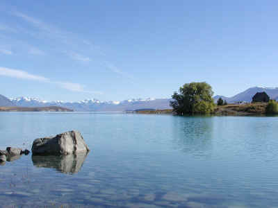 写真:テカポ湖と善き羊飼いの教会