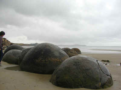 写真:オマルで奇岩をみる