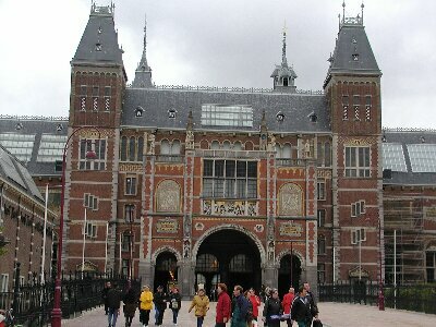 写真:アムステルダム国立博物館とアンネ・フランクの家