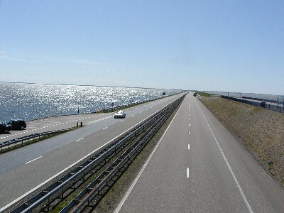 写真:アイセル湖（旧ゾイデル海）の締め切り堤防