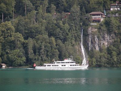 写真:トゥーン湖を湖船で遊覧