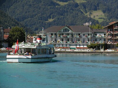 写真:ブリエンツ湖を船でクルーズ