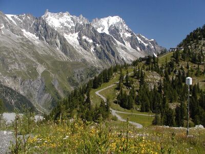 写真:クールマイユール（イタリア)でハイキング