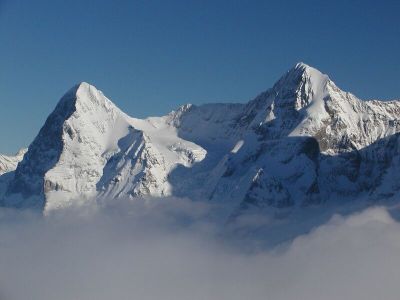 写真:冬のシルトホルン展望台とユングフラウ三山