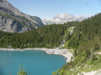 写真:エッシネン湖畔をハイキング