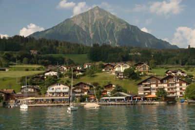 写真:トゥーン湖のクルーズ