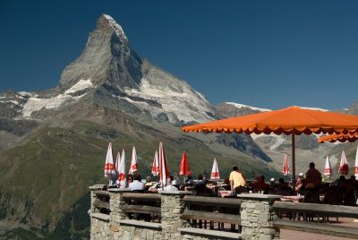 写真:スネガ、ロートホルン展望台と羊の行進