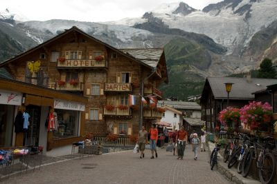 写真:サース・フェー村内散歩