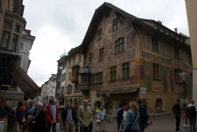 写真:シャフハウゼン旧市街を歩く