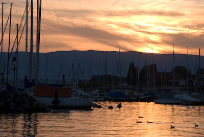 写真:ローザンヌのウシーの夕暮れと夜景