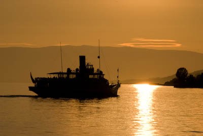 写真:モントルーの市街と夕焼けのシヨン城