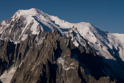 写真:グラン・モンテ展望台とエギーユ・ヴェルト（TADA）