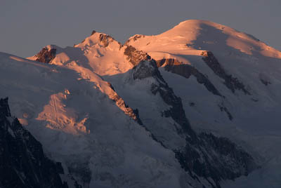 写真:ラックブランからのモンブラン山群の朝焼け