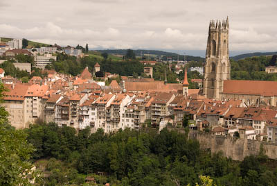 写真:フリブール旧市街散策2・断崖の下と上の町