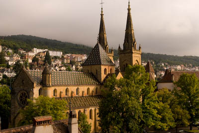 写真:ヌーシャテル1・湖を望む斜面のクリーム色の旧市街