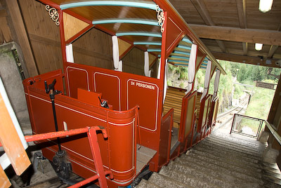 写真:ライヘンバッハの滝とケーブルカー