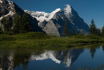 写真:アイガーが映る山上湖へハイキング