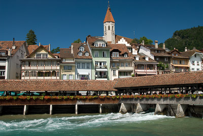 写真:トゥーン～湖畔にある古城のある街