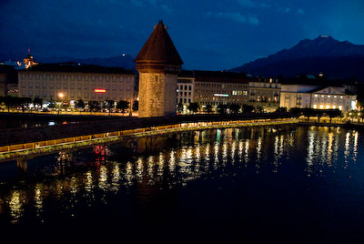 写真:ルツェルン旧市街2～ムーゼック城壁と夜景