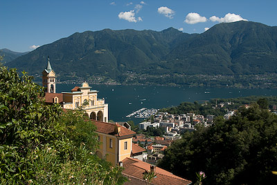 写真:ロカルノ～グランデ広場とマドンナ・デル・サッソの聖所