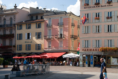 写真:ルガーノ旧市街とルガーノ湖クルーズ
