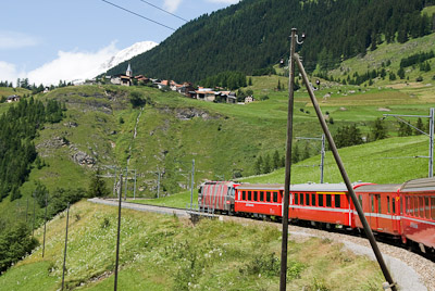 写真:レーティッシュ鉄道アルブラ線とランドヴァッサー橋
