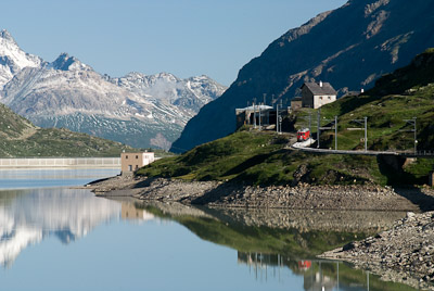 写真:ベルニナ線最高所からアルプ・グリュム駅までハイキング