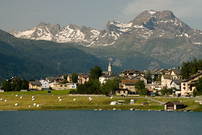 写真:チャンプフェー湖畔ハイキングとシルスマリア