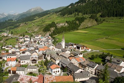 写真:アルデッツ～スグラフィットの建物と丘の上の城跡