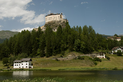 写真:タラスプ城とセント