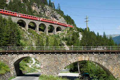 写真:アルブラ線沿いハイキング2～石橋とループ
