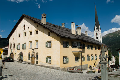 写真:ツォーツ～中世の立派な広場が残る村