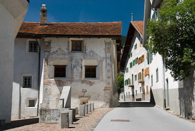 写真:フィリズール～緑に囲まれた中世の趣を残す村