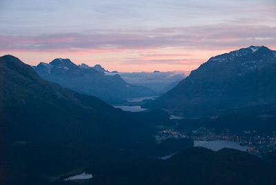 写真:ムオタス・ムライユ展望台(2568m)～エンガディンの谷の夕暮れ