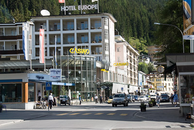 写真:ダヴォスのプロムナード通りを散策