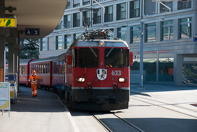 写真:レーティッシュ鉄道アローザ線とヴァイスホルン展望台
