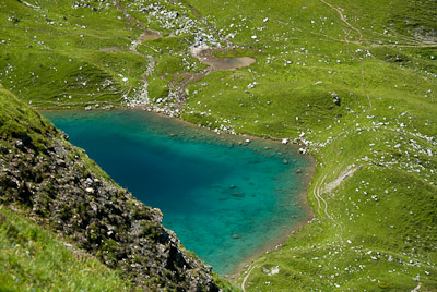 写真:ヴァイスホルン展望台からヘルンリ小屋へハイキング