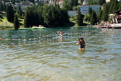 写真:アローザのウンターゼーで湖水浴