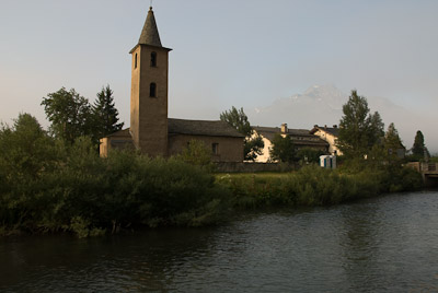 写真:シルス・バゼリアとシルス湖