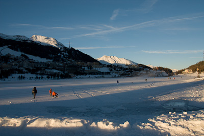 写真:サンモリッツ湖の氷上ハイキング