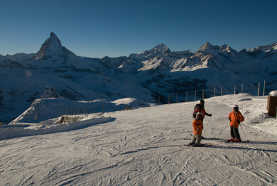 写真:ゴルナーグラート鉄道沿いをスキー