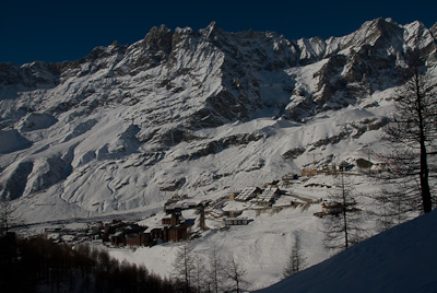 写真:イタリアのチェルヴィニアへ国境越えスキー