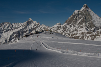 写真:再び国境越えスキーでチェルヴィニアへ