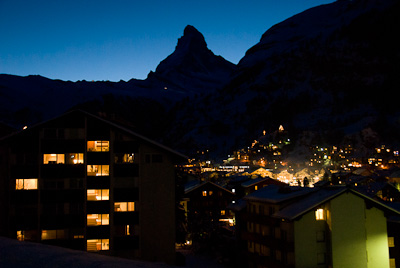 写真:氷河ゲレンデとツェルマットの夕方